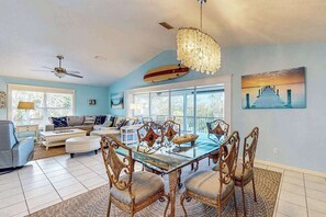 TV, DVD player, offices - Canalfront home w WiFi, heated pool, dock & lanai - 2 blocks to the beach (Anna Maria)