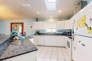 Coffee/tea maker, fridge, microwave, oven - Canalfront home w WiFi, heated pool, dock & lanai - 2 blocks to the beach (Anna Maria)