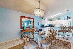 Dining - Canalfront home w WiFi, heated pool, dock & lanai - 2 blocks to the beach (Anna Maria)