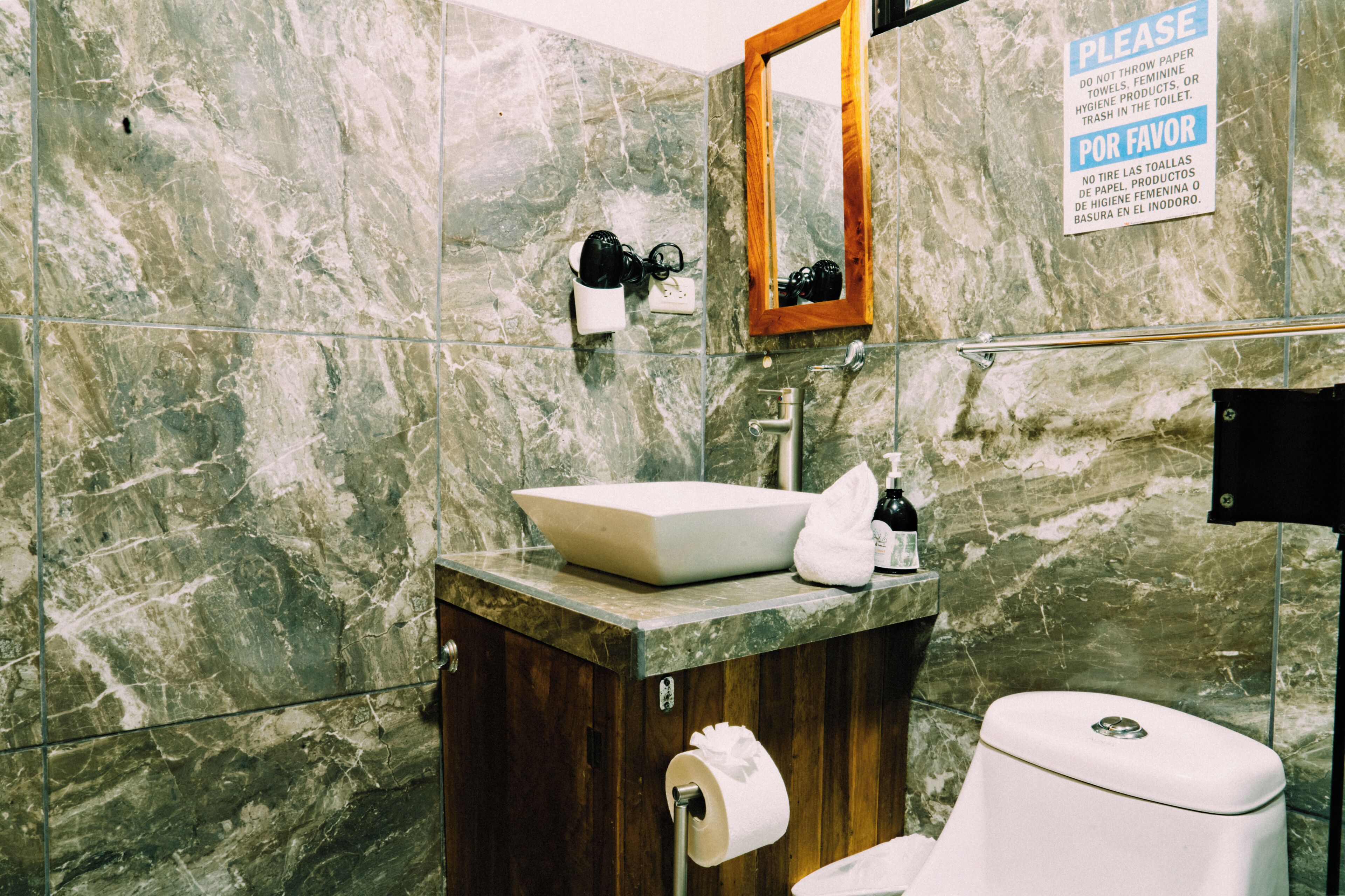 Secadora de cabello, toallas, jabón, papel de baño 