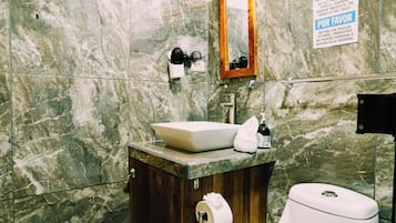 Secadora de cabello, toallas, jabón, papel de baño