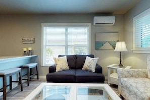 TV - Updated bayside condo with heated pool - across the street from the beach (Anna Maria)