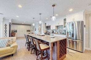 Coffee/tea maker, fridge, microwave, oven - Casual beachside getaway with pool, and easy beach access (Holmes Beach)