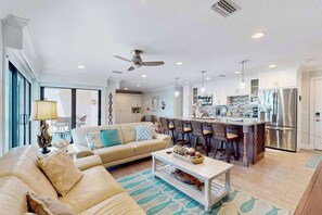 TV, DVD player, offices - Casual beachside getaway with pool, and easy beach access (Holmes Beach)