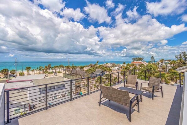 Terrace/patio - Brand new duplex w shared pool & private rooftop deck, wd, & steps to the gulf (Bradenton Beach)