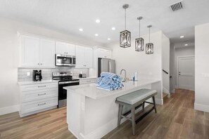 Coffee/tea maker, fridge, microwave, oven - Brand new duplex w shared pool & private rooftop deck, wd, & steps to the gulf (Bradenton Beach)