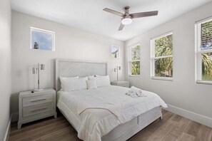 Iron/ironing board, WiFi, bed sheets - Brand new duplex w shared pool & private rooftop deck, wd, & steps to the gulf (Bradenton Beach)