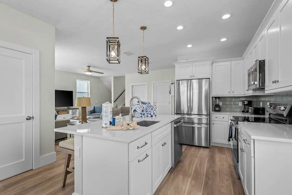 Coffee/tea maker, fridge, microwave, oven - Brand new duplex w shared pool & private rooftop deck, wd, & steps to the gulf (Bradenton Beach)