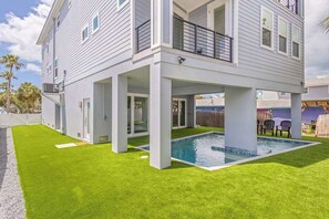 Un bâtiment à deux étages doté d’un patio couvert et d’une piscine.