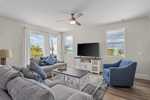 TV, offices - Brand new duplex w shared pool & private rooftop deck, wd, & steps to the gulf (Bradenton Beach)