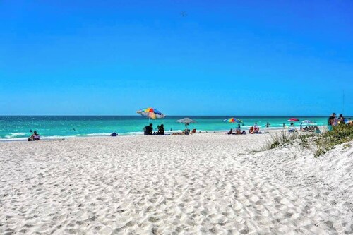 Charming, fully remodeled cottage steps from beach with WiFi & central AC