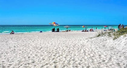 Charming, fully remodeled cottage steps from beach with WiFi & central AC