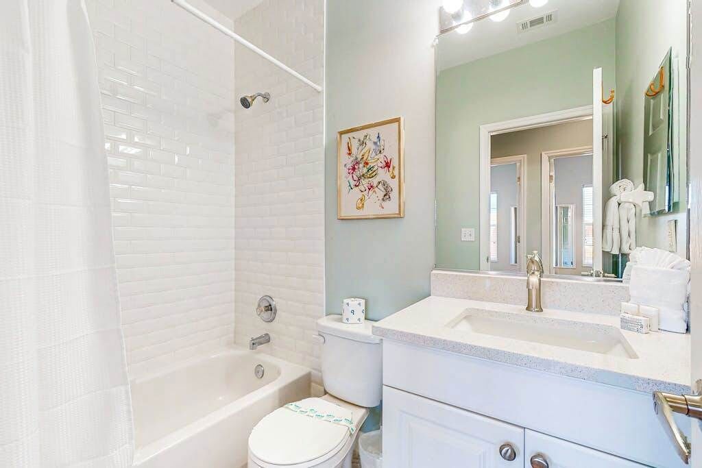 Un baño con bañera, inodoro y lavabo.