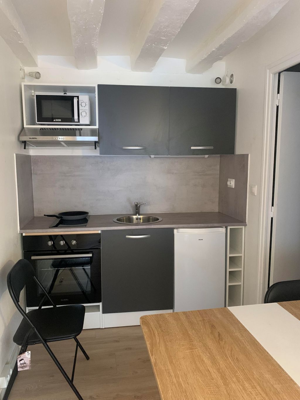 Frigorífico, microondas, horno y placa de cocina