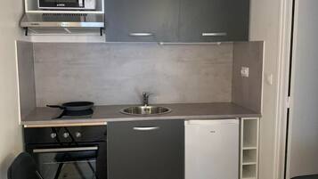 Frigorífico, microondas, horno y placa de cocina
