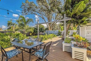Outdoor dining - Updated, dog-friendly home with fenced yard, koi pond, firepit, & WD (Bradenton)