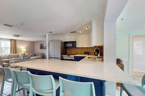 Wasserkocher mit Kaffee-/Teezubehör, Kühlschrank, Mikrowelle, Ofen