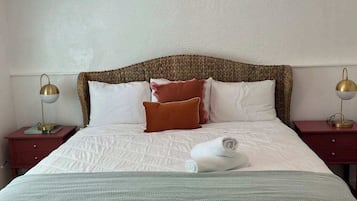 Tabla de planchar con plancha, wifi, ropa de cama