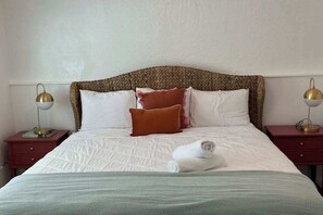 Tabla de planchar con plancha, wifi, ropa de cama