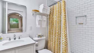 Douche, séchoir à cheveux, serviettes fournies