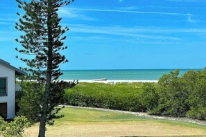 Beach nearby - Bayfront home with dock, amazing views, outdoor areas, & kayak (Longboat Key)