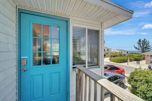 Property grounds - Serene oceanfront suite with Gulf view, grill, patio, central AC, & WD (Holmes Beach)