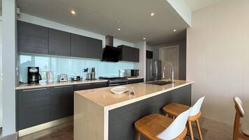 Apartamento Deluxe, vistas a la ciudad | Cocina privada | Frigorífico grande, microondas, horno y placa de cocina