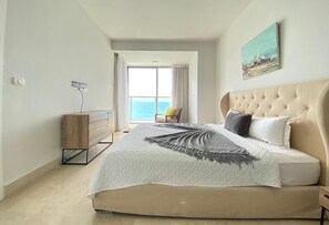Desk, laptop workspace, blackout drapes, iron/ironing board - Yoo Panama (Panamá)