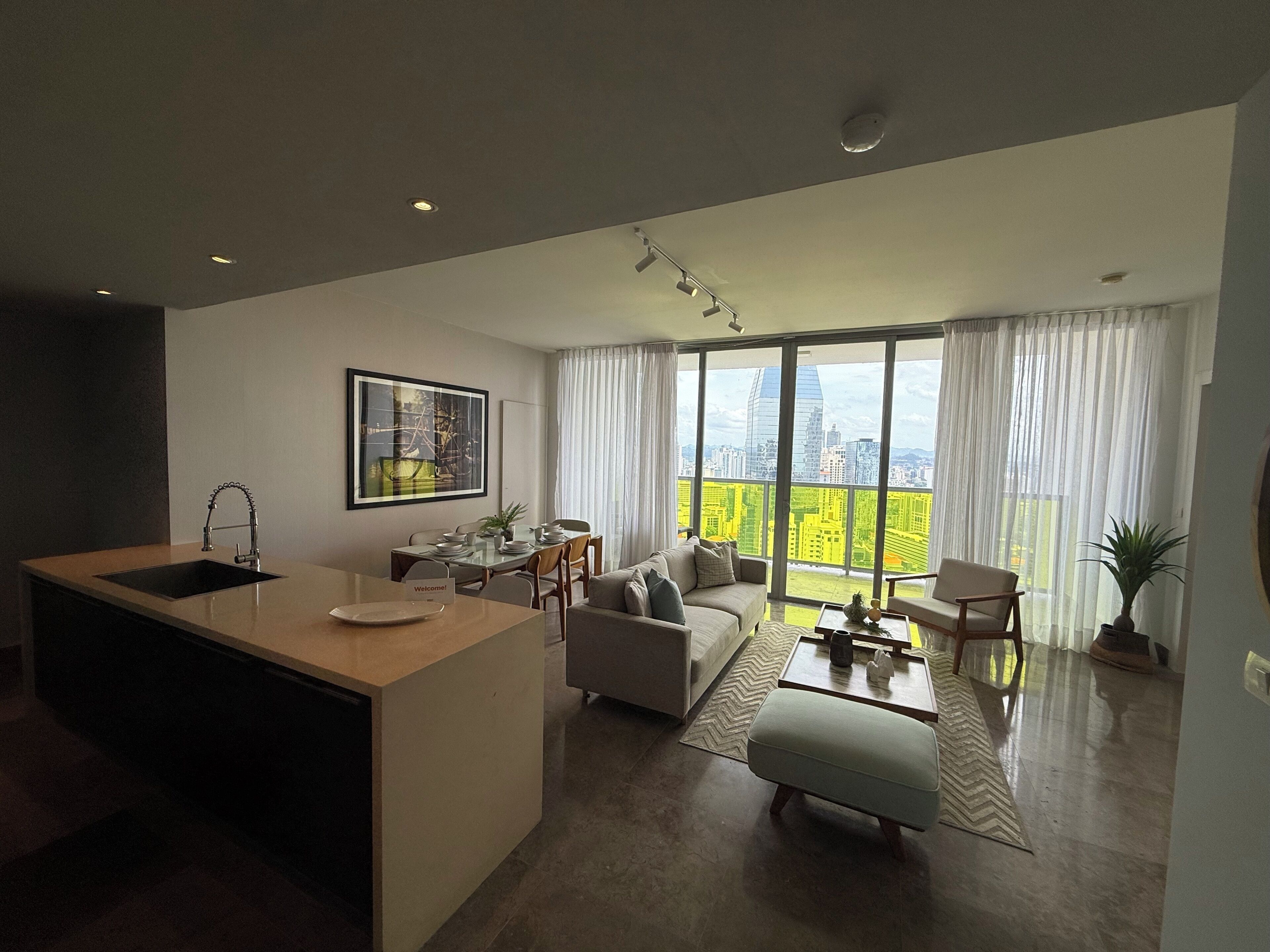 Deluxe Apartment, City View | Living area