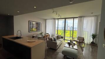 Deluxe Apartment, City View | Living area