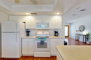 Coffee/tea maker, fridge, microwave, oven - Cozy home with with washer and dryer, internet, and short drive to beach (Sarasota)