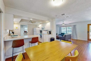Coffee/tea maker, fridge, microwave, oven - Cozy home with with washer and dryer, internet, and short drive to beach (Sarasota)