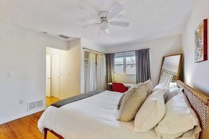 Desk, iron/ironing board, WiFi, bed sheets - Cozy home with with washer and dryer, internet, and short drive to beach (Sarasota)