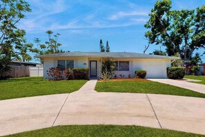 Exterior - Cozy home with with washer and dryer, internet, and short drive to beach (Sarasota)