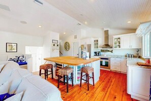 Coffee/tea maker, fridge, microwave, oven - Canal-front home near Shell Beach with access to bay & deck (Sarasota)