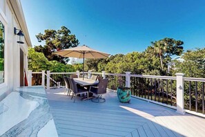 Outdoor dining - Canal-front home near Shell Beach with access to bay & deck (Sarasota)