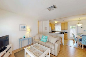 TV, DVD player, offices - Comfortable island villa with private heated pool, courtyard & easy beach access (Holmes Beach)