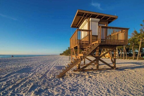 Comfortable island villa with private heated pool, courtyard & easy beach access