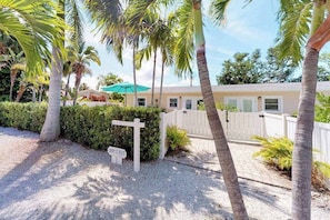 Property grounds - Comfortable island villa with private heated pool, courtyard & easy beach access (Holmes Beach)