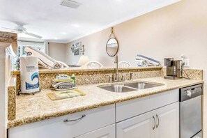 Wasserkocher mit Kaffee-/Teezubehör, Kühlschrank, Mikrowelle, Ofen