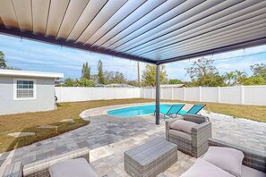 Terrace/patio - Spacious private home with new pool, patio, and proximity to The Gulf beaches (Bradenton)