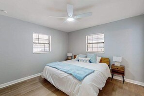 WiFi, bed sheets - Spacious private home with new pool, patio, and proximity to The Gulf beaches (Bradenton)