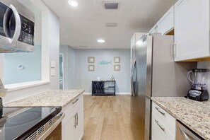 Coffee/tea maker, fridge, microwave, oven - Spacious private home with new pool, patio, and proximity to The Gulf beaches (Bradenton)