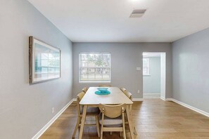 Dining - Spacious private home with new pool, patio, and proximity to The Gulf beaches (Bradenton)
