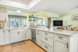 Coffee/tea maker, fridge, microwave, oven - Updated home near beach with heated pool, lanai, WiFi, WD & AC - great location (Bradenton)