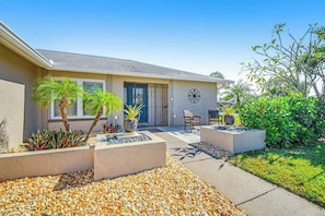 Terrace/patio - Updated home near beach with heated pool, lanai, WiFi, WD & AC - great location (Bradenton)