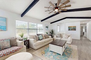 TV, offices - Spacious private home with  heating optional pool, patio, and large yard (Bradenton)