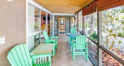 Dog-friendly family home with WiFi, central AC, private WD - close to beach