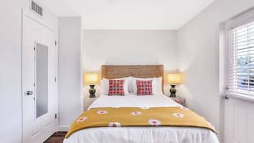 Tabla de planchar con plancha, wifi y ropa de cama