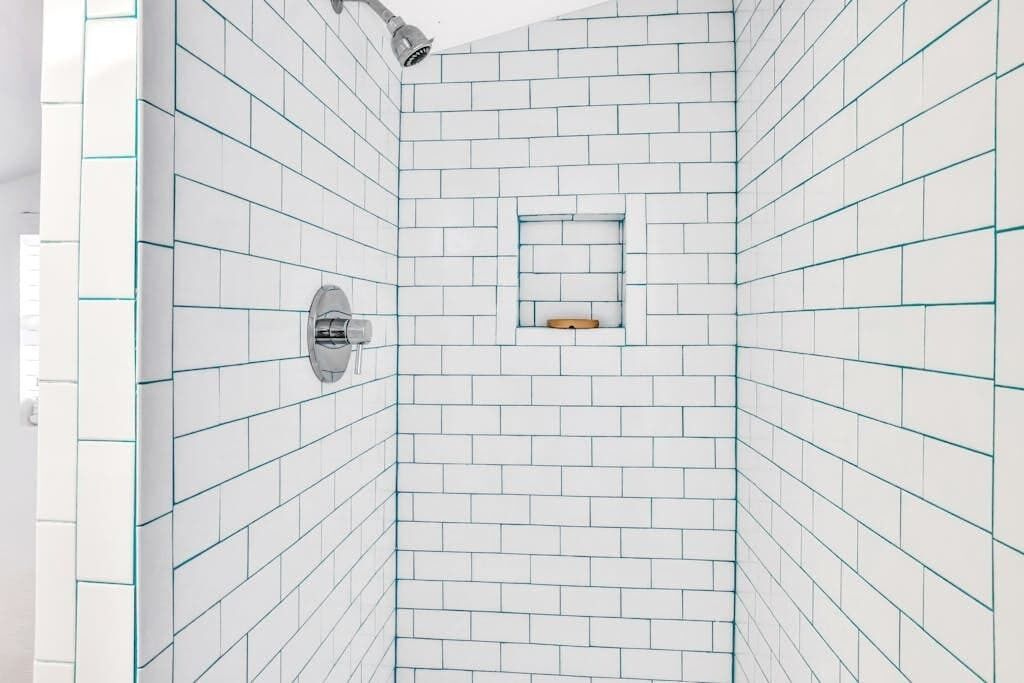 Douche, séchoir à cheveux, serviettes fournies